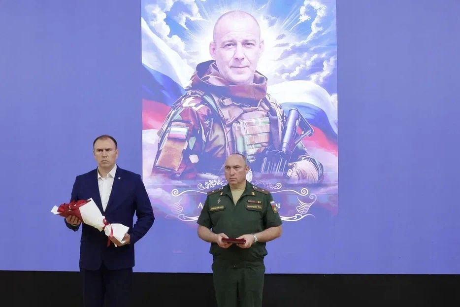 Сегодня с глубокой скорбью и словами благодарности мы передали государственные награды родным тех, кто ушел в бой и не вернулся Сегодня с глубокой скорбью и словами благодарности мы передали государственные награды родным тех, кто ушел в бой и не вернулся