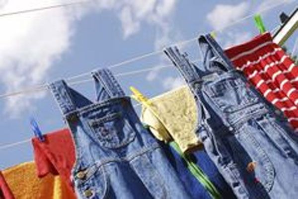 Почему стоит разделять домашнюю и уличную одежду при стирке