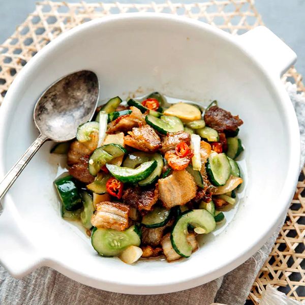 Жареная свинина с огурцом: гармония вкусов в вашем меню
