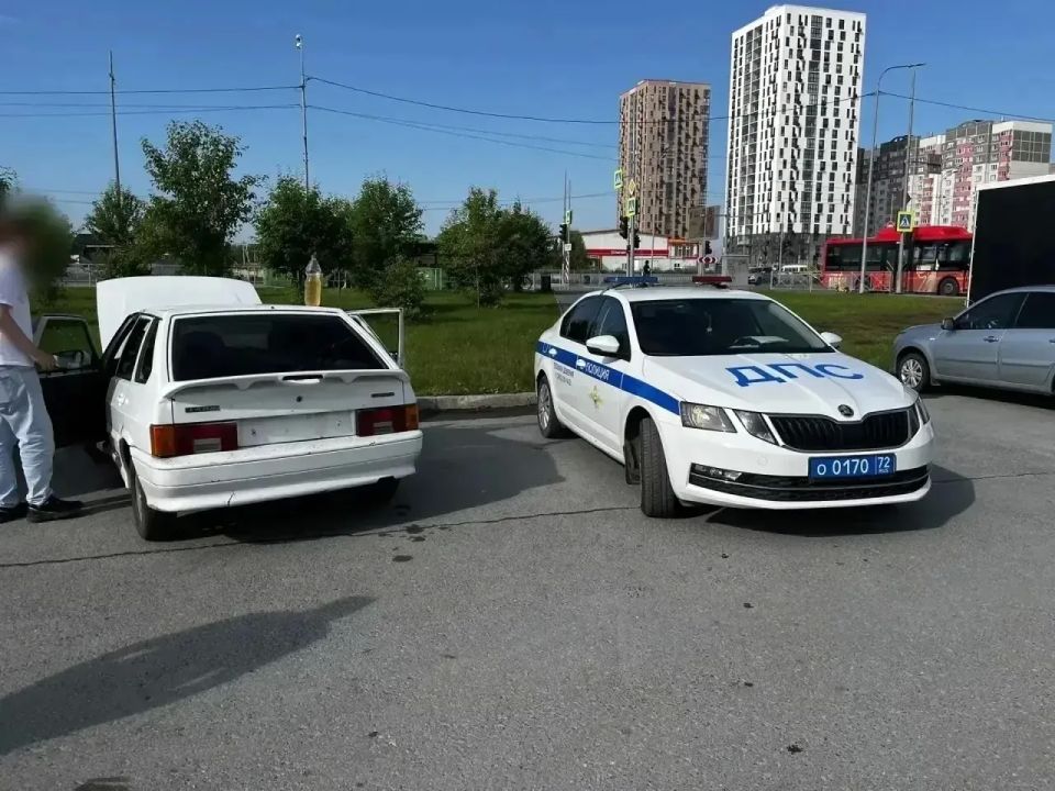 Далеко не уехал.. Сотрудники Госавтоинспекции задержали на ул.Широтной в Тюмени автомобиль, которым управлял 17-летний подросток, не имеющий водительского удостоверения