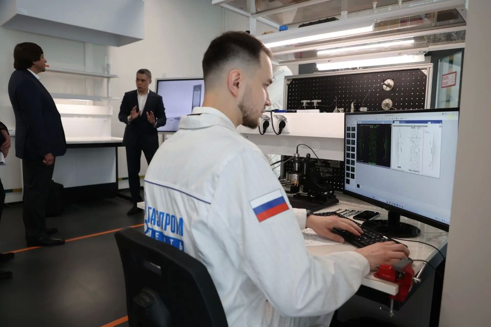 Максим Афанасьев: Сегодня я побывал в научно-исследовательском центре «Геосфера» и познакомился с директором Ленаром Назибовичем Шакирзяновым и его командой Максим Афанасьев: Сегодня я побывал в научно-исследовательском центре «Геосфера» и познакомился с директором Ленаром Назибовичем Шакирзяновым и его командой