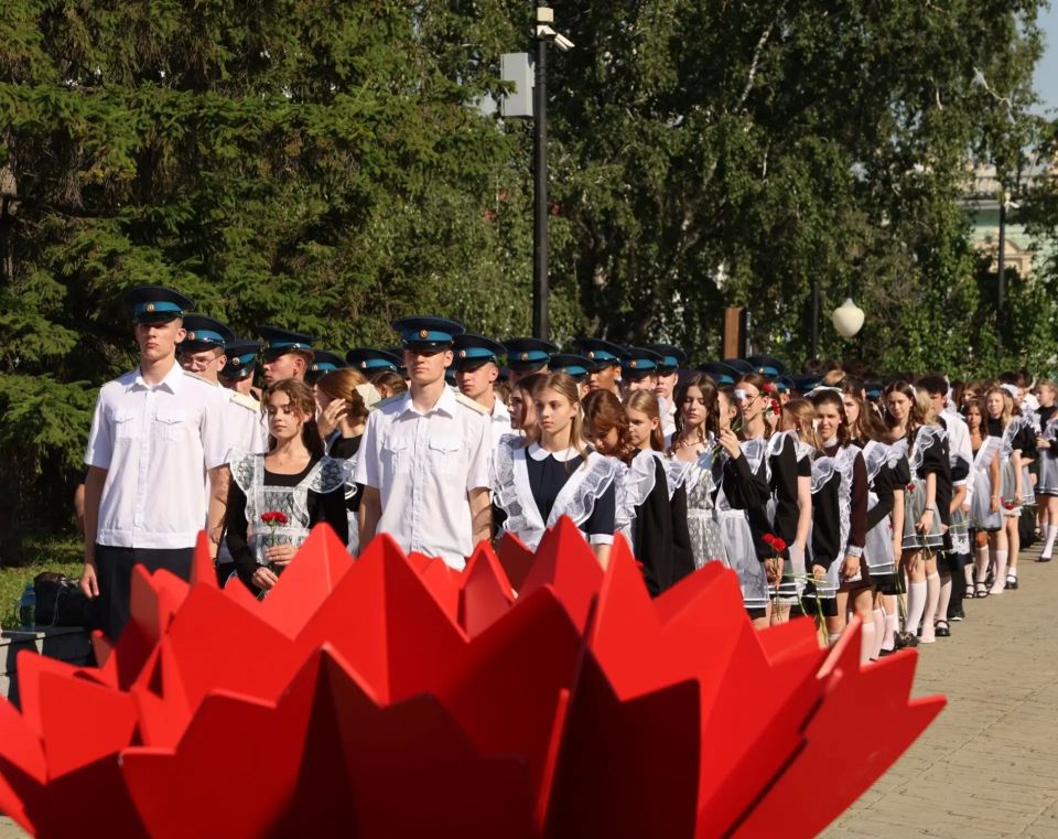 Максим Афанасьев: Накануне выпускных вечеров ребята из разных школ нашего города собрались в сквере Прощания, чтобы возложить цветы к памятнику учащимся, не вернувшимся с войны Максим Афанасьев: Накануне выпускных вечеров ребята из разных школ нашего города собрались в сквере Прощания, чтобы возложить цветы к памятнику учащимся, не вернувшимся с войны