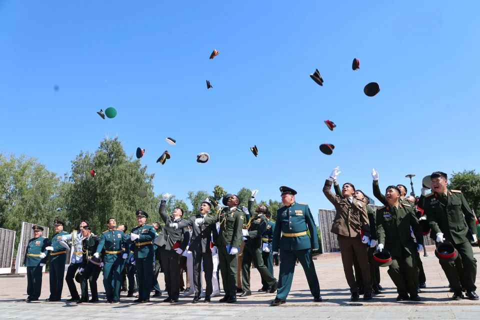 Максим Афанасьев: Сегодня в Тюмени состоялась торжественная церемония выпуска иностранных специалистов, прошедших обучение в стенах прославленного Тюменского высшего военно-инженерного командного ордена Кутузова училища... Максим Афанасьев: Сегодня в Тюмени состоялась торжественная церемония выпуска иностранных специалистов, прошедших обучение в стенах прославленного Тюменского высшего военно-инженерного командного ордена Кутузова училища...