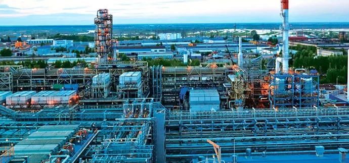 Украинские беспилотники пытались атаковать НПЗ в Тюмени, сообщил губернатор региона Александр Моор