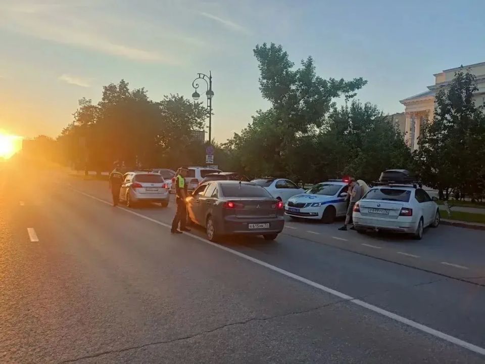 Центр Тюмени вчера вечером был под контролем сотрудников Госавтоинспекции и волонтеров «Областного центра профилактики и реабилитации» Центр Тюмени вчера вечером был под контролем сотрудников Госавтоинспекции и волонтеров «Областного центра профилактики и реабилитации»