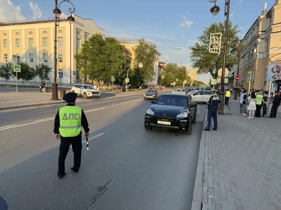 Центр Тюмени вчера вечером был под контролем сотрудников Госавтоинспекции и волонтеров «Областного центра профилактики и реабилитации» Центр Тюмени вчера вечером был под контролем сотрудников Госавтоинспекции и волонтеров «Областного центра профилактики и реабилитации»