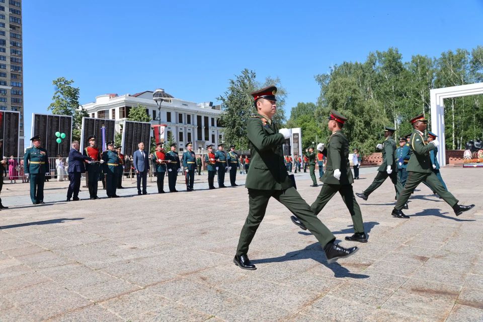 Максим Афанасьев: Сегодня в Тюмени состоялась торжественная церемония выпуска иностранных специалистов, прошедших обучение в стенах прославленного Тюменского высшего военно-инженерного командного ордена Кутузова училища... Максим Афанасьев: Сегодня в Тюмени состоялась торжественная церемония выпуска иностранных специалистов, прошедших обучение в стенах прославленного Тюменского высшего военно-инженерного командного ордена Кутузова училища...