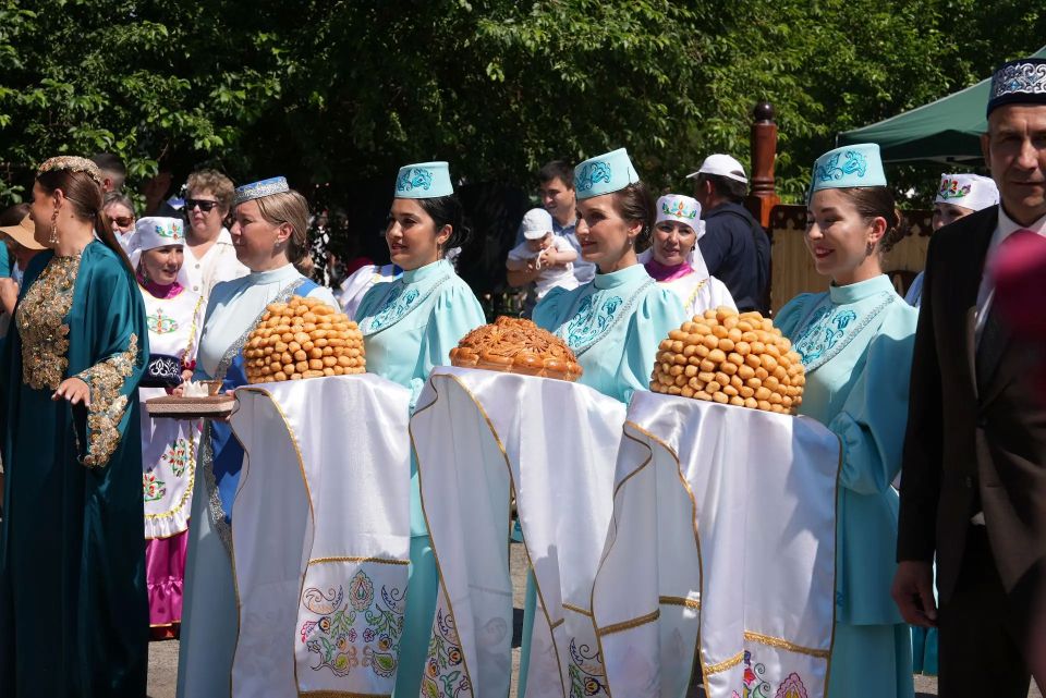 Солнце, борьба и баурсак — главные символы Сабантуя Солнце, борьба и баурсак — главные символы Сабантуя