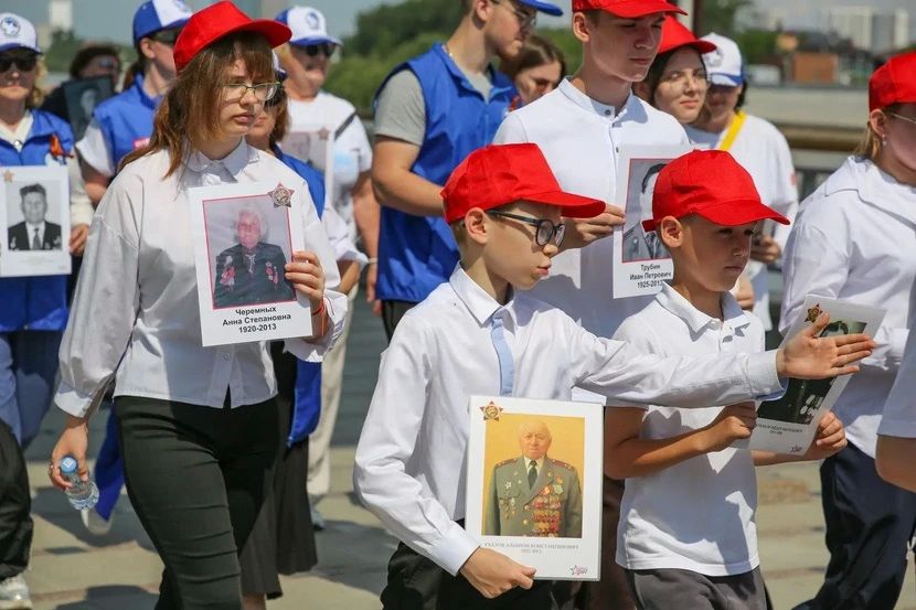 «Бессмертный полк тюменской милиции» прошёл по городской набережной «Бессмертный полк тюменской милиции» прошёл по городской набережной