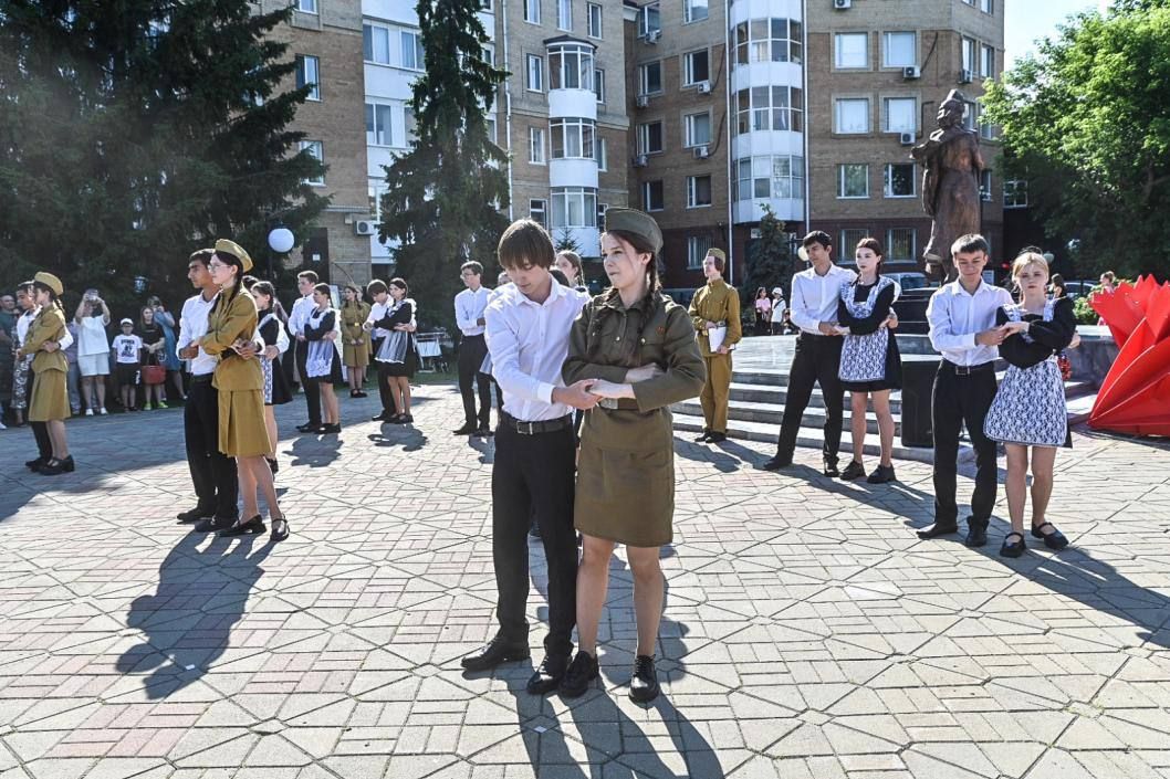 Памятная акция прошла в преддверии 22 июня в сквере "Прощания" у памятника выпускникам школ города Тюмени 1941 года, не вернувшимся с Великой Отечественной войны Памятная акция прошла в преддверии 22 июня в сквере "Прощания" у памятника выпускникам школ города Тюмени 1941 года, не вернувшимся с Великой Отечественной войны