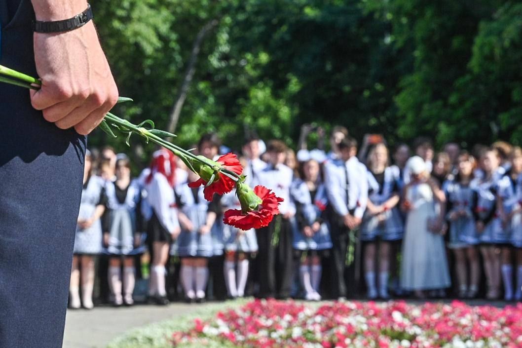 Памятная акция прошла в преддверии 22 июня в сквере "Прощания" у памятника выпускникам школ города Тюмени 1941 года, не вернувшимся с Великой Отечественной войны Памятная акция прошла в преддверии 22 июня в сквере "Прощания" у памятника выпускникам школ города Тюмени 1941 года, не вернувшимся с Великой Отечественной войны