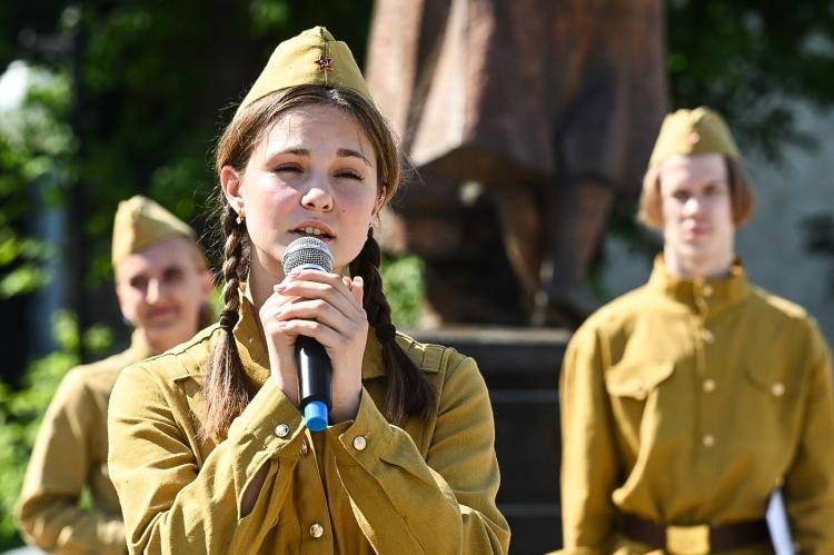 Памятная акция прошла в преддверии 22 июня в сквере "Прощания" у памятника выпускникам школ города Тюмени 1941 года, не вернувшимся с Великой Отечественной войны Памятная акция прошла в преддверии 22 июня в сквере "Прощания" у памятника выпускникам школ города Тюмени 1941 года, не вернувшимся с Великой Отечественной войны