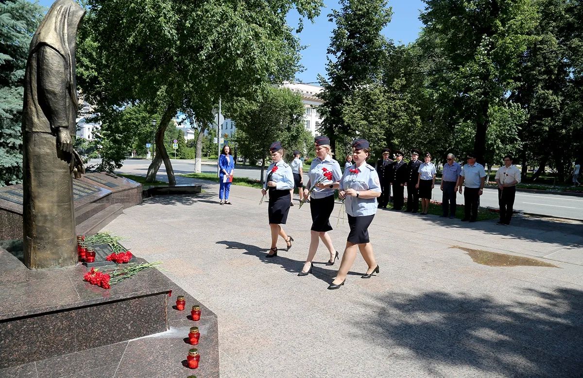 В Тюмени у здания УМВД России по Тюменской области прошла церемония возложения цветов, приуроченная к Дню памяти и скорби В Тюмени у здания УМВД России по Тюменской области прошла церемония возложения цветов, приуроченная к Дню памяти и скорби