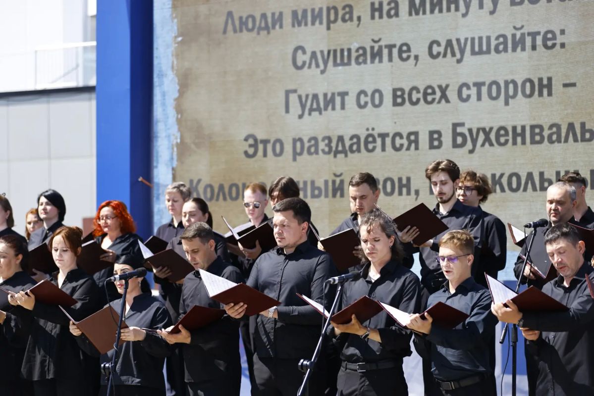 «Берегите мир!». Слова из песни «Бухенвальдский набат» сегодня звучали на Цветном бульваре разными голосами: детей и взрослых, представителей советов ветеранов и обычных прохожих, почётных и самых важных, юных, гостей... «Берегите мир!». Слова из песни «Бухенвальдский набат» сегодня звучали на Цветном бульваре разными голосами: детей и взрослых, представителей советов ветеранов и обычных прохожих, почётных и самых важных, юных, гостей...