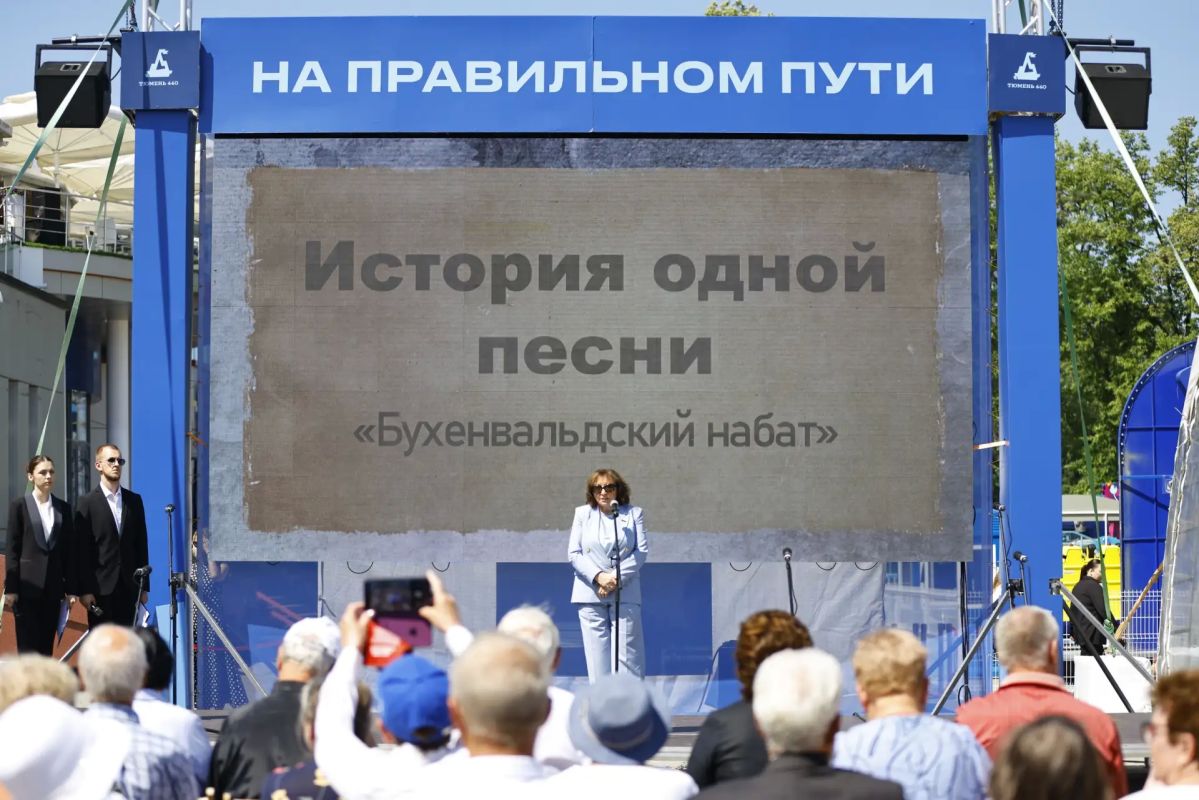 «Берегите мир!». Слова из песни «Бухенвальдский набат» сегодня звучали на Цветном бульваре разными голосами: детей и взрослых, представителей советов ветеранов и обычных прохожих, почётных и самых важных, юных, гостей... «Берегите мир!». Слова из песни «Бухенвальдский набат» сегодня звучали на Цветном бульваре разными голосами: детей и взрослых, представителей советов ветеранов и обычных прохожих, почётных и самых важных, юных, гостей...