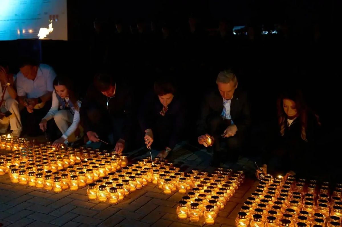 В День памяти и скорби, в ночь с 21 на 22 июня, тюменцы присоединились к международной акции “Огненные картины войны” В День памяти и скорби, в ночь с 21 на 22 июня, тюменцы присоединились к международной акции “Огненные картины войны”