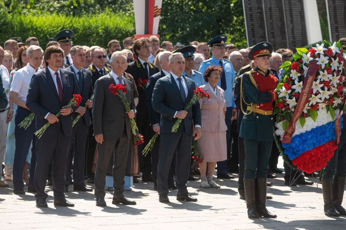В День памяти и скорби вместе с земляками возложили цветы к мемориалам «Вечный огонь» и «Память» В День памяти и скорби вместе с земляками возложили цветы к мемориалам «Вечный огонь» и «Память»