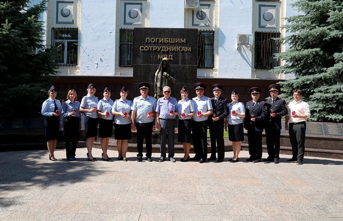 В Тюмени у здания УМВД России по Тюменской области прошла церемония возложения цветов, приуроченная к Дню памяти и скорби В Тюмени у здания УМВД России по Тюменской области прошла церемония возложения цветов, приуроченная к Дню памяти и скорби