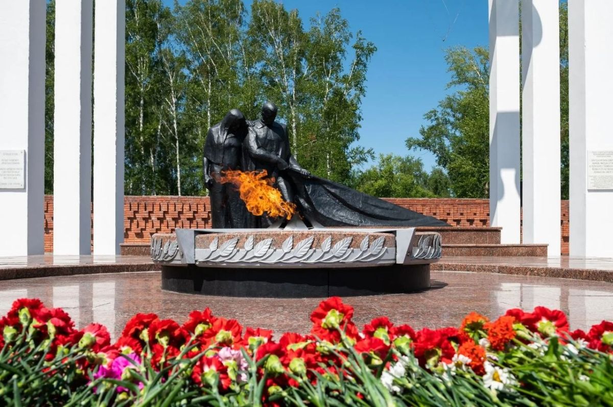 В День памяти и скорби вместе с земляками возложили цветы к мемориалам «Вечный огонь» и «Память» В День памяти и скорби вместе с земляками возложили цветы к мемориалам «Вечный огонь» и «Память»
