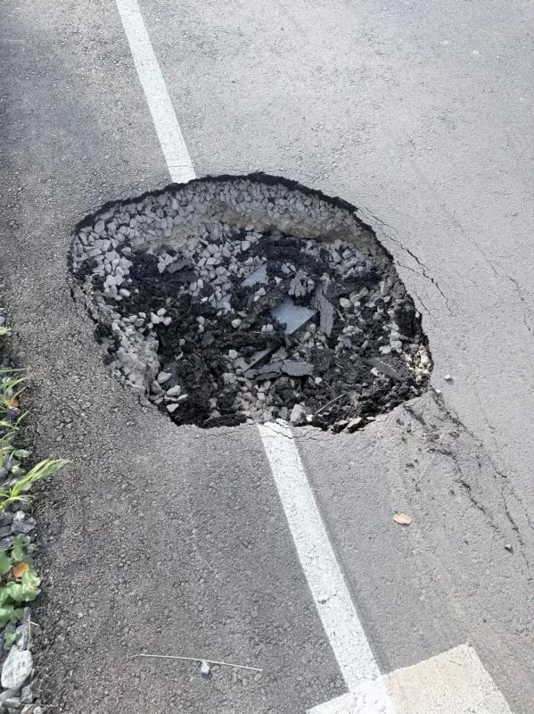 Перекрёсток Ставропольской и Ленинградской, пол года не могли заасфальтировать, просто щебень был, постелили асфальт и вот здравствуйте Вся Ставропольская в ямах, им не день, не два и даже не месяц, чем занимается...