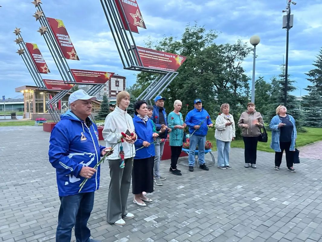 Сегодня, 22 июня, в День памяти и скорби, в сквере Тружеников тыла Восточного административного округа Тюмени прошла акция в память о начале Великой Отечественной войны Сегодня, 22 июня, в День памяти и скорби, в сквере Тружеников тыла Восточного административного округа Тюмени прошла акция в память о начале Великой Отечественной войны