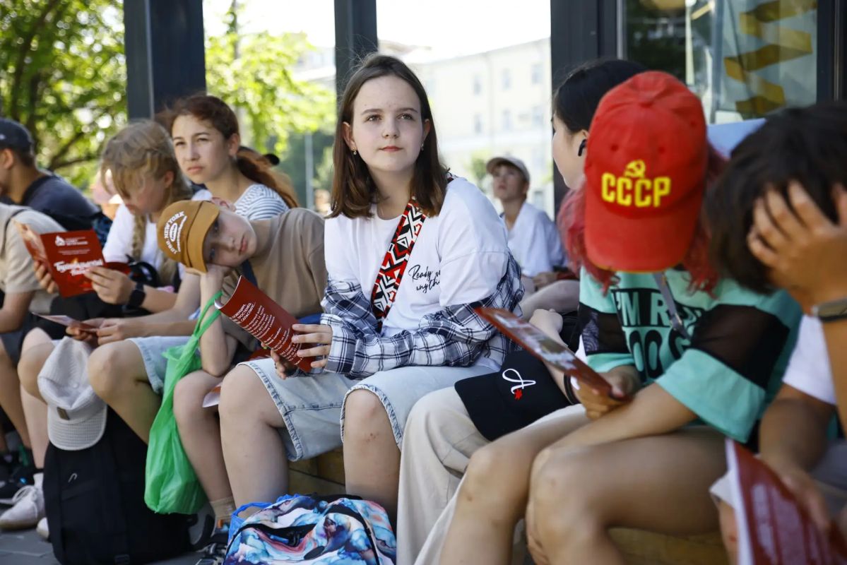 «Берегите мир!». Слова из песни «Бухенвальдский набат» сегодня звучали на Цветном бульваре разными голосами: детей и взрослых, представителей советов ветеранов и обычных прохожих, почётных и самых важных, юных, гостей... «Берегите мир!». Слова из песни «Бухенвальдский набат» сегодня звучали на Цветном бульваре разными голосами: детей и взрослых, представителей советов ветеранов и обычных прохожих, почётных и самых важных, юных, гостей...