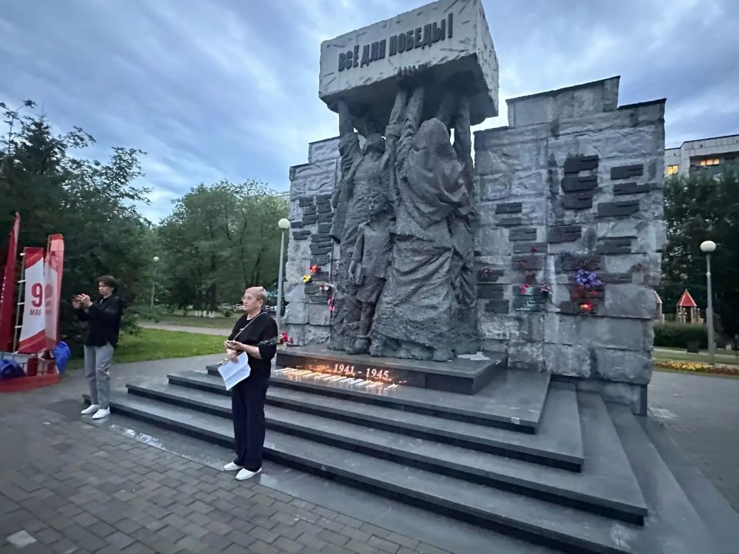 Сегодня, 22 июня, в День памяти и скорби, в сквере Тружеников тыла Восточного административного округа Тюмени прошла акция в память о начале Великой Отечественной войны Сегодня, 22 июня, в День памяти и скорби, в сквере Тружеников тыла Восточного административного округа Тюмени прошла акция в память о начале Великой Отечественной войны