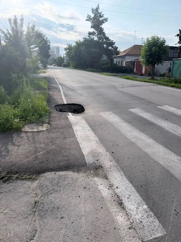 Перекрёсток Ставропольской и Ленинградской, пол года не могли заасфальтировать, просто щебень был, постелили асфальт и вот здравствуйте Вся Ставропольская в ямах, им не день, не два и даже не месяц, чем занимается... Перекрёсток Ставропольской и Ленинградской, пол года не могли заасфальтировать, просто щебень был, постелили асфальт и вот здравствуйте Вся Ставропольская в ямах, им не день, не два и даже не месяц, чем занимается...