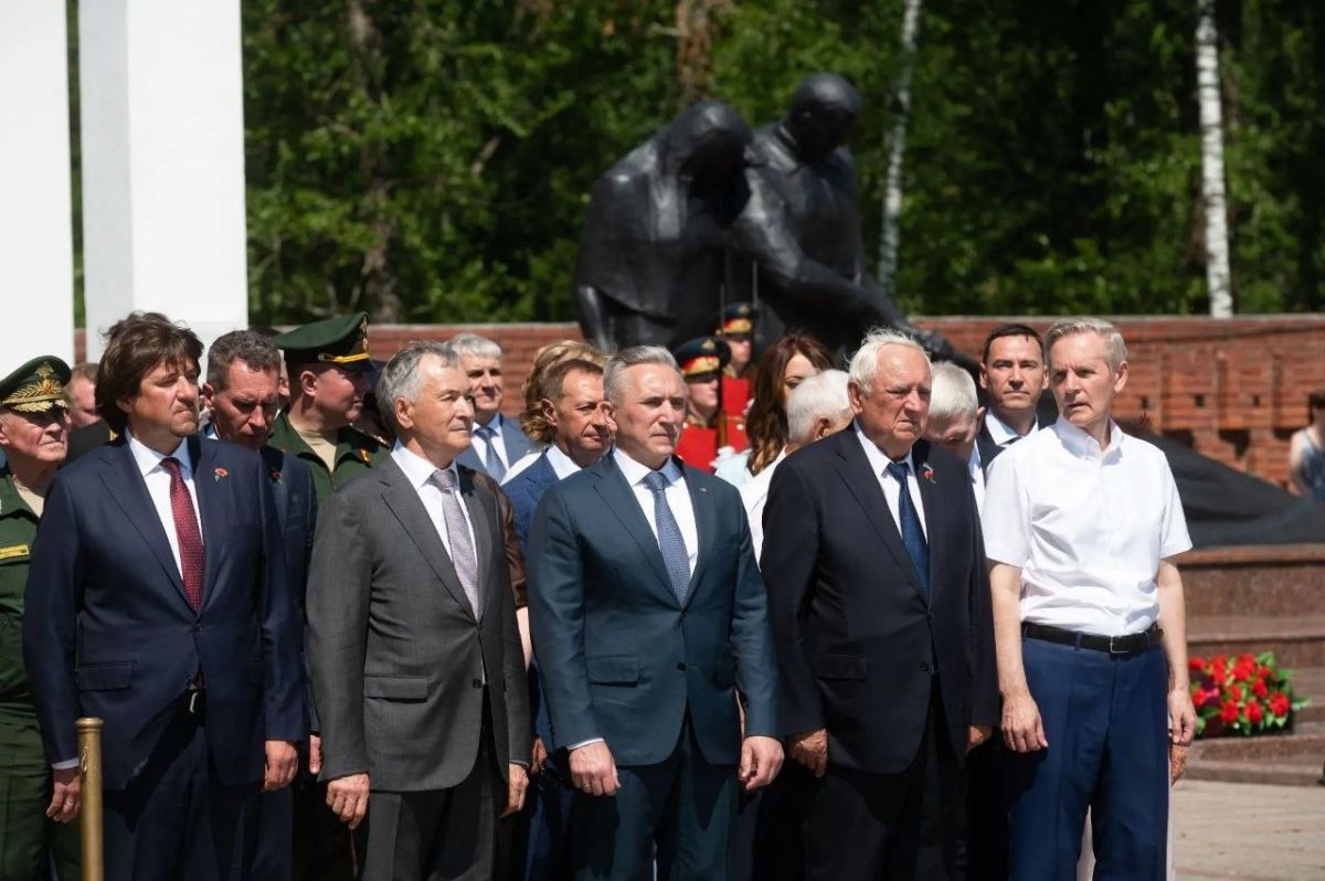В День памяти и скорби вместе с земляками возложили цветы к мемориалам «Вечный огонь» и «Память» В День памяти и скорби вместе с земляками возложили цветы к мемориалам «Вечный огонь» и «Память»