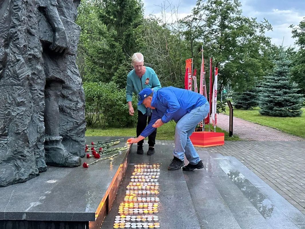 Сегодня, 22 июня, в День памяти и скорби, в сквере Тружеников тыла Восточного административного округа Тюмени прошла акция в память о начале Великой Отечественной войны Сегодня, 22 июня, в День памяти и скорби, в сквере Тружеников тыла Восточного административного округа Тюмени прошла акция в память о начале Великой Отечественной войны