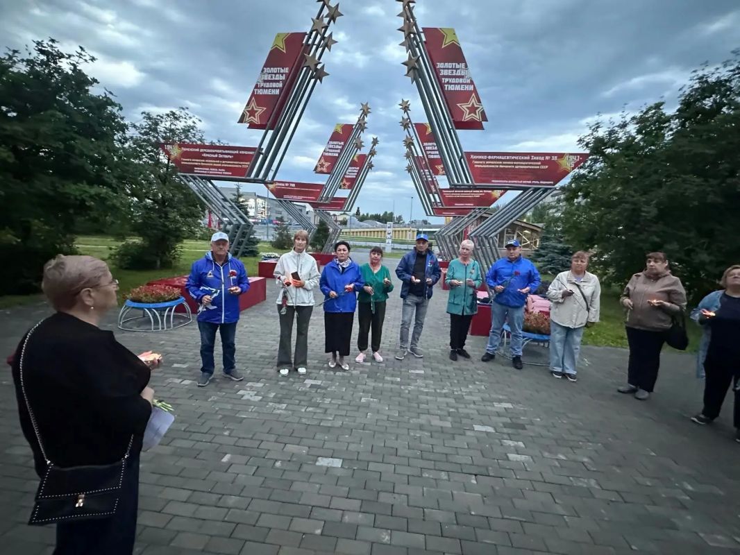 Сегодня, 22 июня, в День памяти и скорби, в сквере Тружеников тыла Восточного административного округа Тюмени прошла акция в память о начале Великой Отечественной войны Сегодня, 22 июня, в День памяти и скорби, в сквере Тружеников тыла Восточного административного округа Тюмени прошла акция в память о начале Великой Отечественной войны