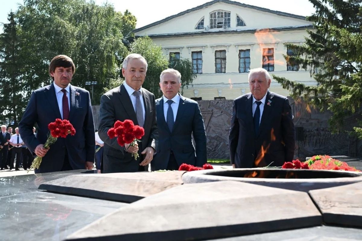 В День памяти и скорби вместе с земляками возложили цветы к мемориалам «Вечный огонь» и «Память» В День памяти и скорби вместе с земляками возложили цветы к мемориалам «Вечный огонь» и «Память»