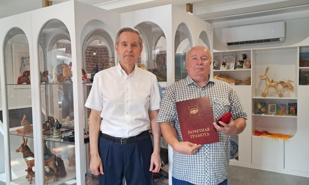Владельца коллекции из 700 изданий "Конька-горбунка" из Голышманово Анатолия Попова отметили за вклад в культуру