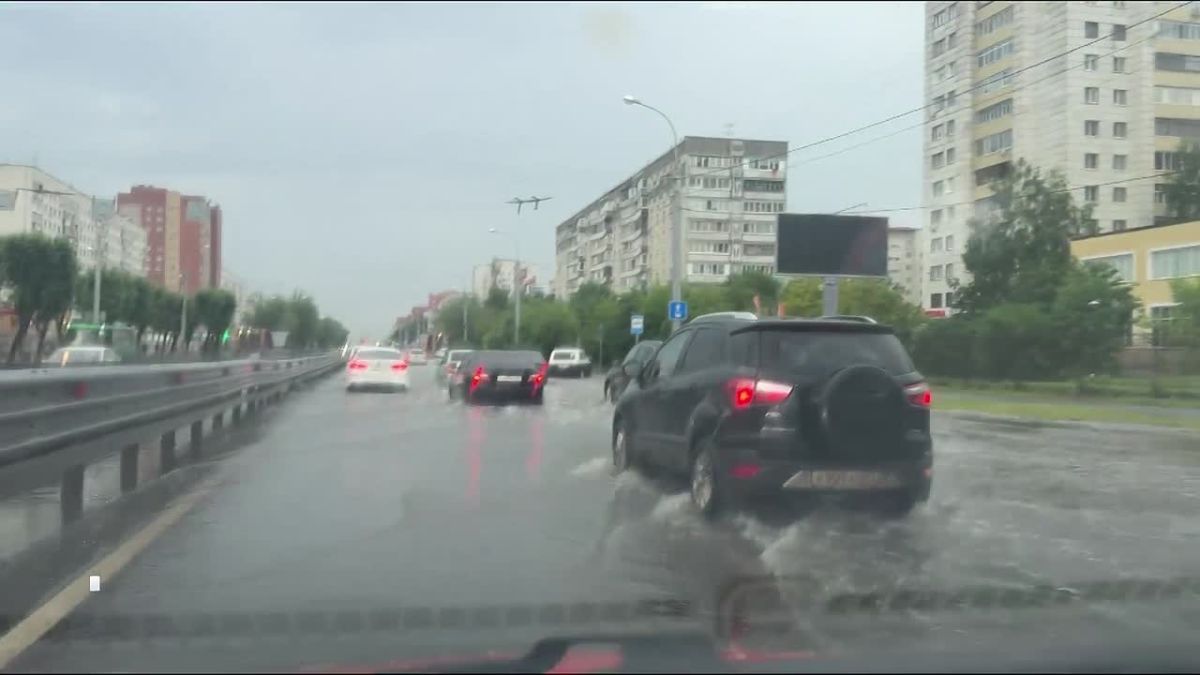 Сегодняшний ливень в Тюмени вновь привел к масштабному подтоплению улиц