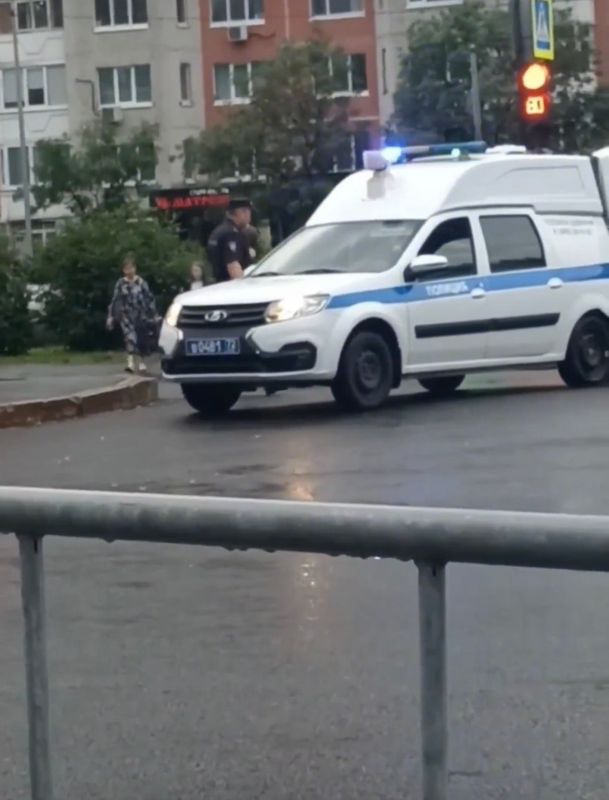 В Тюмени на перекрёстке улиц Широтной и Пермякова разыгралась необычная сцена: молодая девушка в наушниках пустилась в пляс прямо на проезжей части В Тюмени на перекрёстке улиц Широтной и Пермякова разыгралась необычная сцена: молодая девушка в наушниках пустилась в пляс прямо на проезжей части