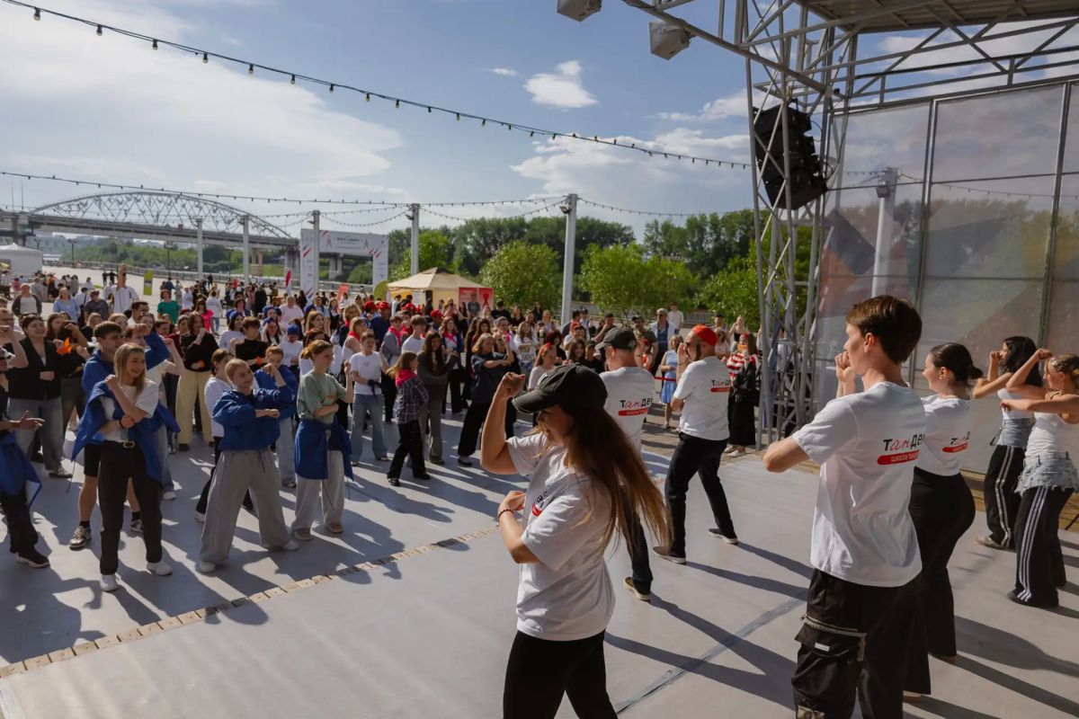 На набережной Тюмени прошла масштабная акция «Молодёжь против наркотиков!» На набережной Тюмени прошла масштабная акция «Молодёжь против наркотиков!»