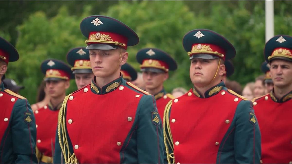 Последний вальс на плацу и фуражки в небо: в Тюменской президентском кадетском училище прошел выпускной