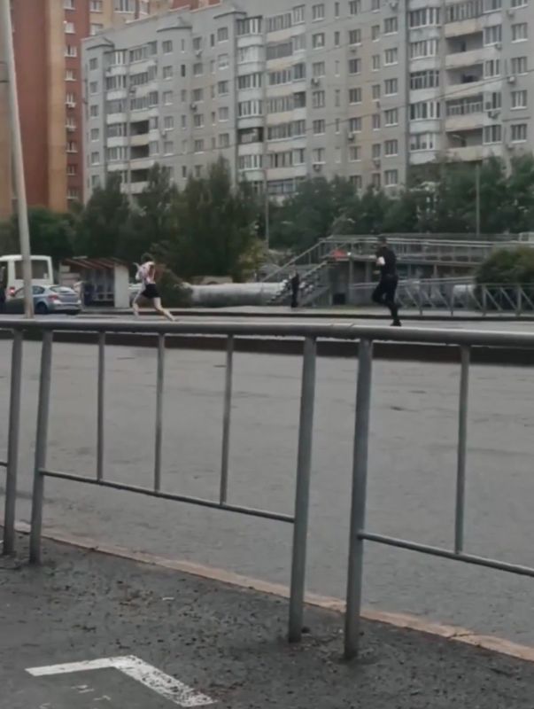 В Тюмени на перекрёстке улиц Широтной и Пермякова разыгралась необычная сцена: молодая девушка в наушниках пустилась в пляс прямо на проезжей части В Тюмени на перекрёстке улиц Широтной и Пермякова разыгралась необычная сцена: молодая девушка в наушниках пустилась в пляс прямо на проезжей части