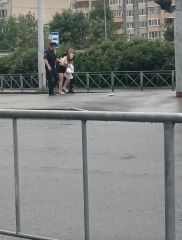 В Тюмени на перекрёстке улиц Широтной и Пермякова разыгралась необычная сцена: молодая девушка в наушниках пустилась в пляс прямо на проезжей части В Тюмени на перекрёстке улиц Широтной и Пермякова разыгралась необычная сцена: молодая девушка в наушниках пустилась в пляс прямо на проезжей части