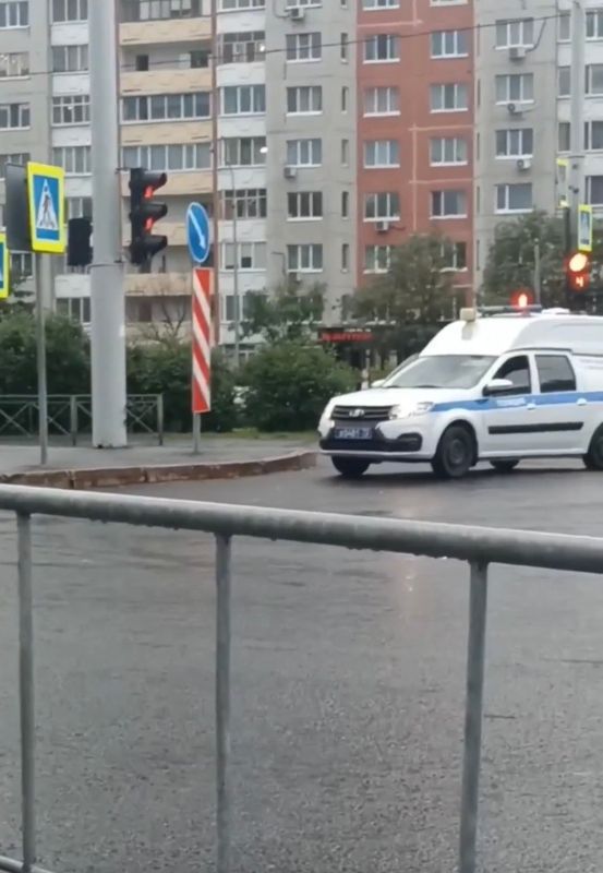 В Тюмени на перекрёстке улиц Широтной и Пермякова разыгралась необычная сцена: молодая девушка в наушниках пустилась в пляс прямо на проезжей части В Тюмени на перекрёстке улиц Широтной и Пермякова разыгралась необычная сцена: молодая девушка в наушниках пустилась в пляс прямо на проезжей части