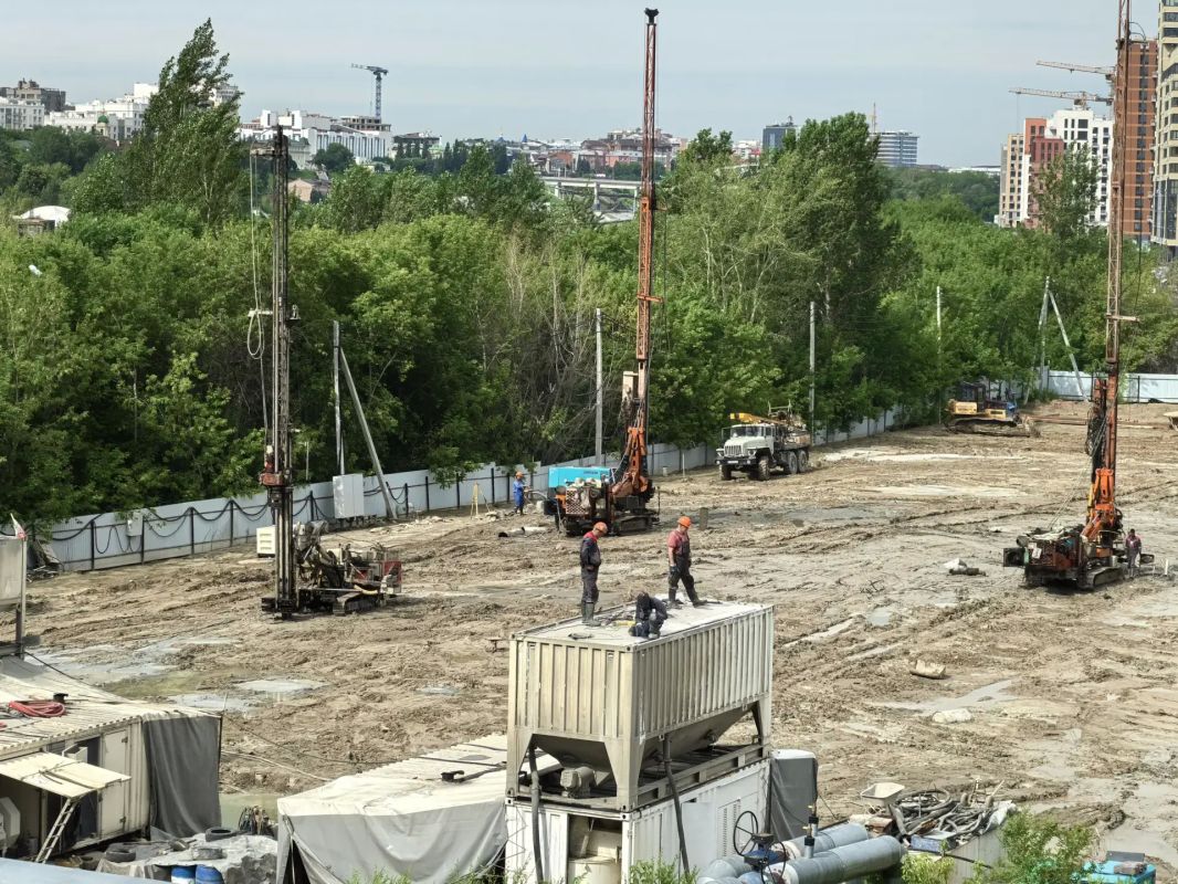 Более трёх тысяч свай погружены в основание первых сооружений очистки ливневых стоков в Тюмени Более трёх тысяч свай погружены в основание первых сооружений очистки ливневых стоков в Тюмени