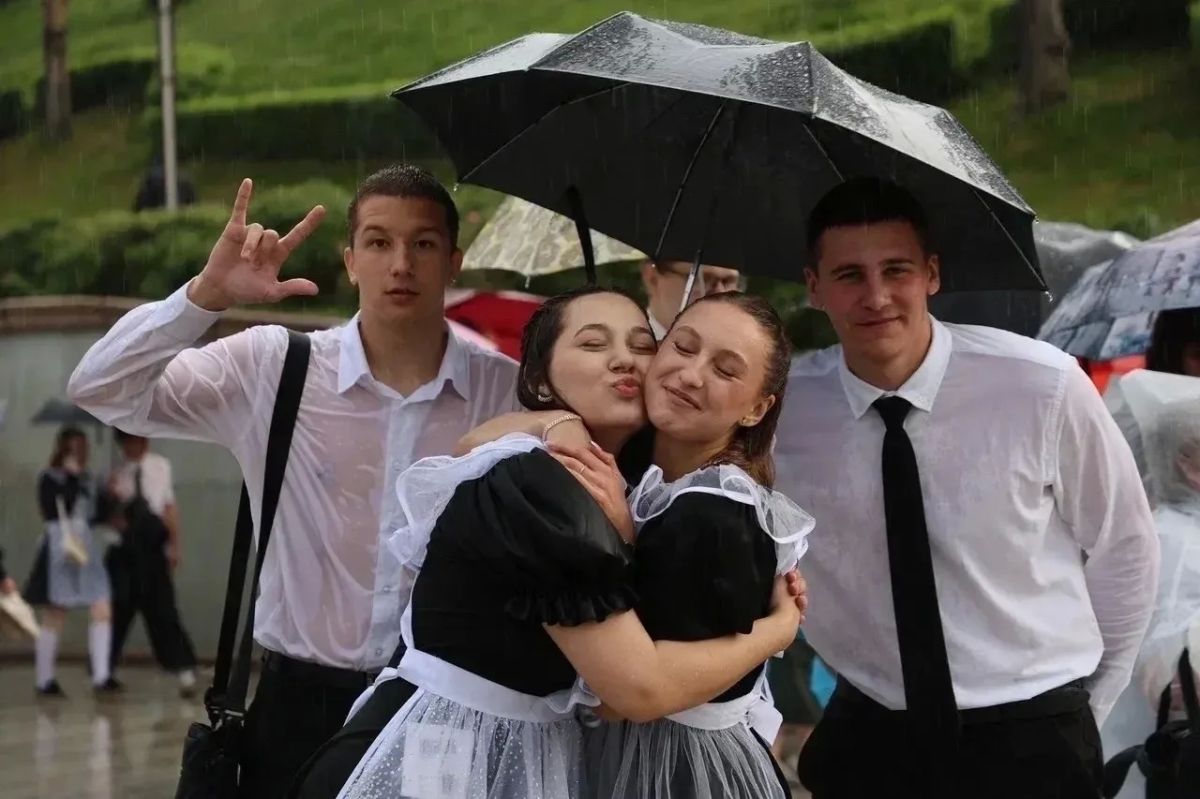Вальс выпускников на тюменской набережной состоялся накануне вопреки погоде Вальс выпускников на тюменской набережной состоялся накануне вопреки погоде