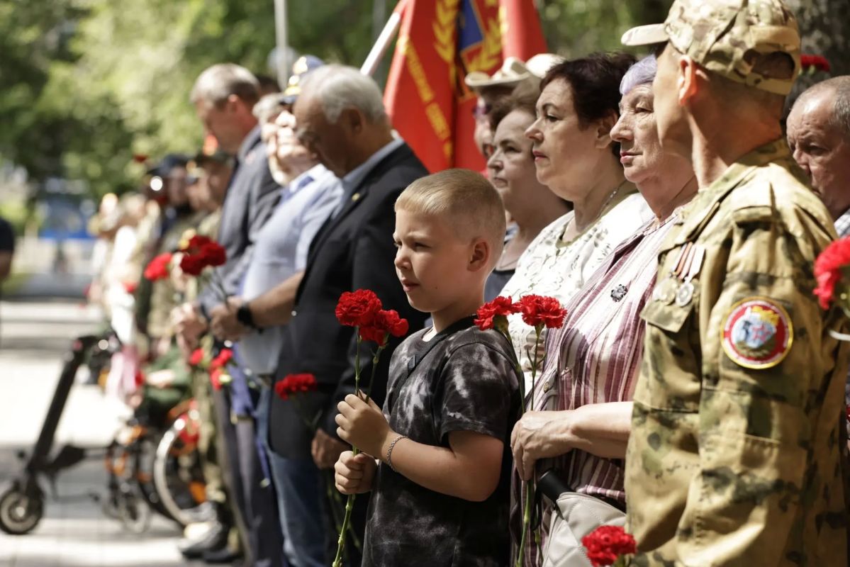 Максим Афанасьев: Сегодня особые слова признательности звучат в адрес защитников — ветеранов всех поколений, тех, кто прошёл Афганистан, Северный Кавказ и другие горячие точки, а также героев наших дней — участников... Максим Афанасьев: Сегодня особые слова признательности звучат в адрес защитников — ветеранов всех поколений, тех, кто прошёл Афганистан, Северный Кавказ и другие горячие точки, а также героев наших дней — участников...