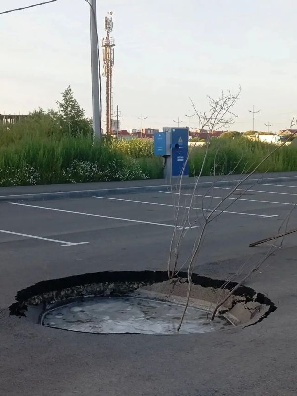 Вот так недавно положили дорогу, по которой ещё не успел никто проехать Вот так недавно положили дорогу, по которой ещё не успел никто проехать