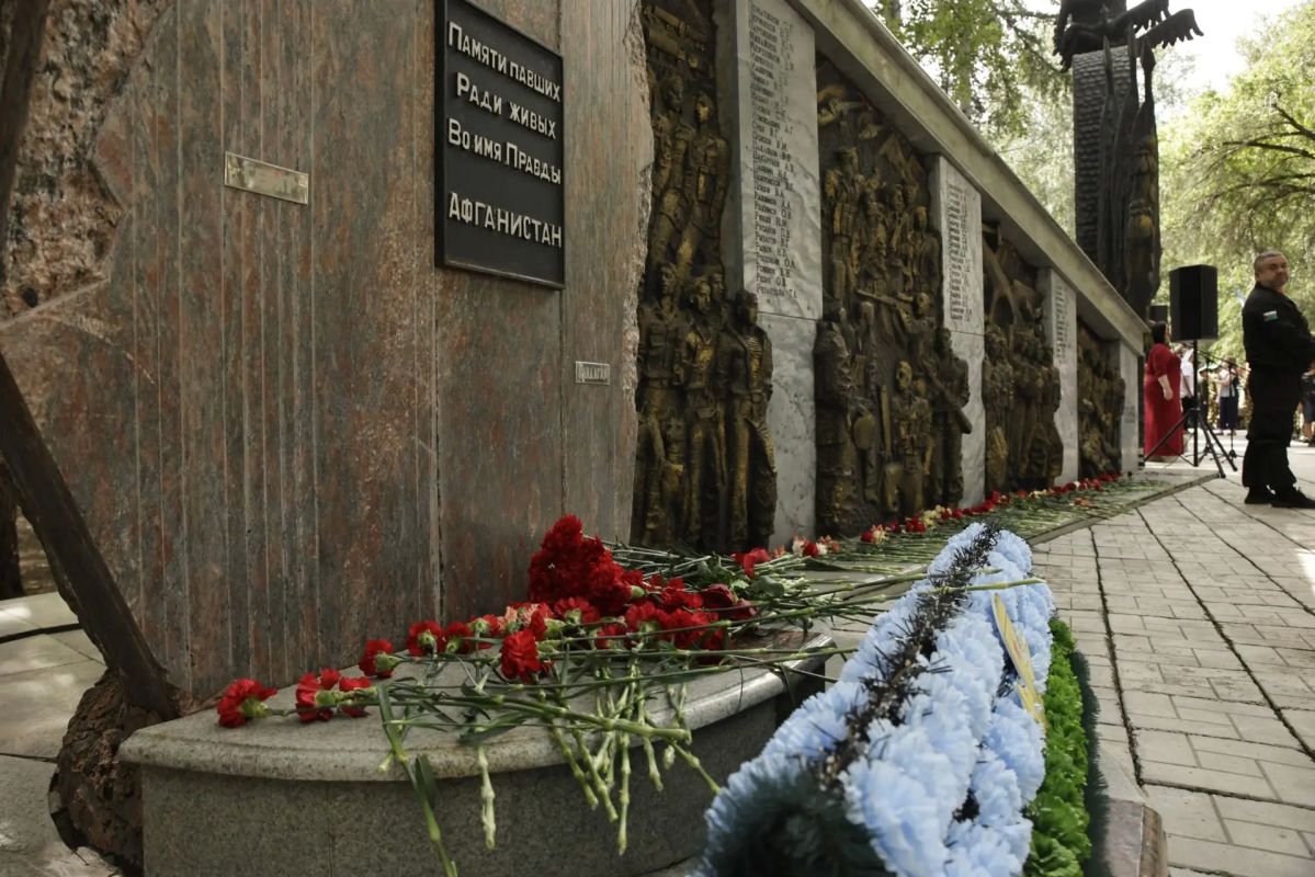 Максим Афанасьев: Сегодня особые слова признательности звучат в адрес защитников — ветеранов всех поколений, тех, кто прошёл Афганистан, Северный Кавказ и другие горячие точки, а также героев наших дней — участников... Максим Афанасьев: Сегодня особые слова признательности звучат в адрес защитников — ветеранов всех поколений, тех, кто прошёл Афганистан, Северный Кавказ и другие горячие точки, а также героев наших дней — участников...