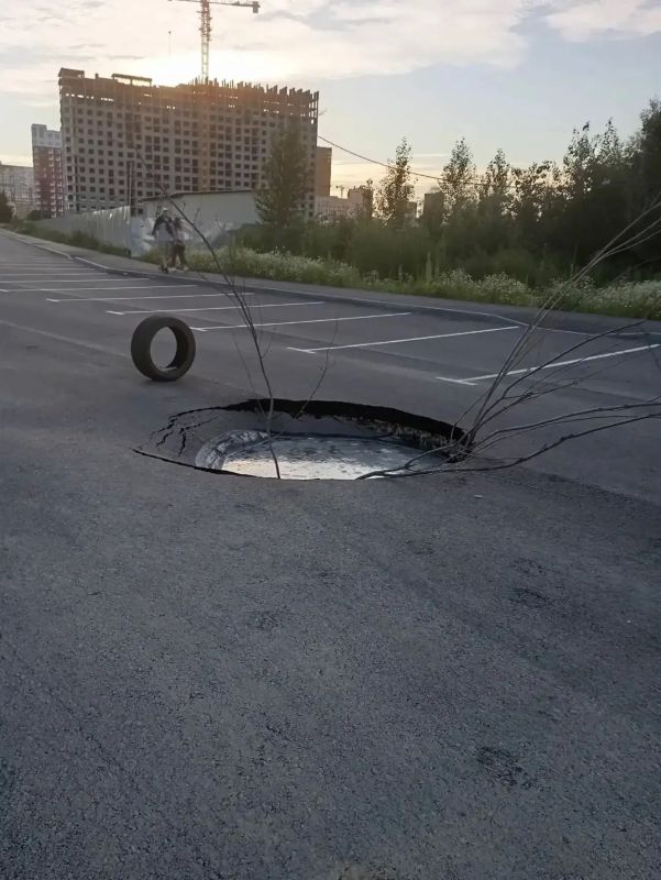 Вот так недавно положили дорогу, по которой ещё не успел никто проехать
