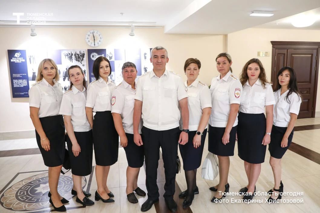 В Тюмени наградили сотрудников Госавтоинспекции в честь 90-летия ведомства В Тюмени наградили сотрудников Госавтоинспекции в честь 90-летия ведомства