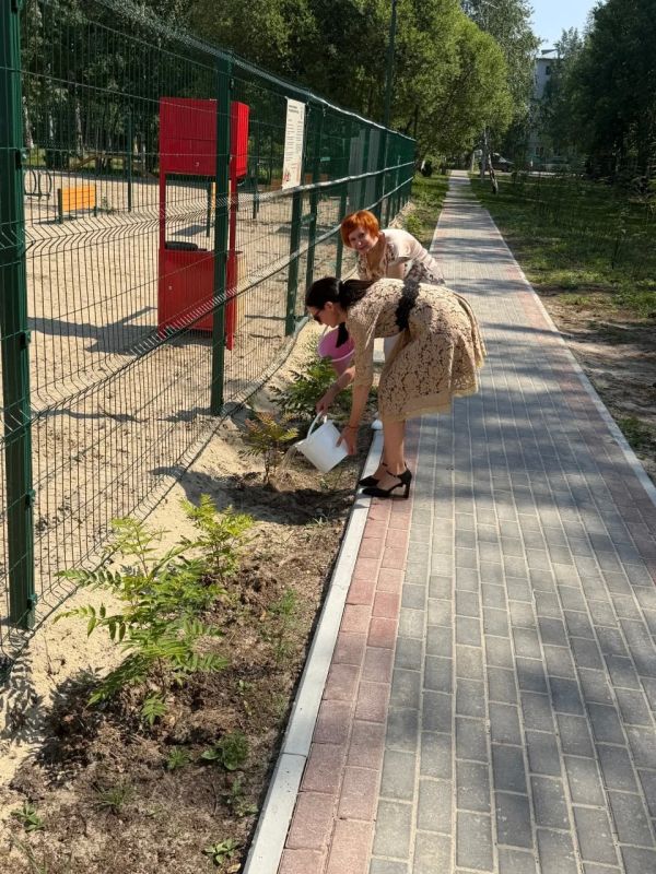 Вице-спикер думы Нижневартовска пошла поливать кусты на каблуках и попала в скандал Вице-спикер думы Нижневартовска пошла поливать кусты на каблуках и попала в скандал