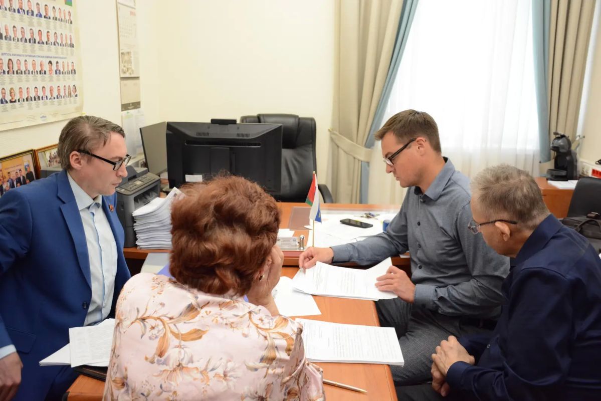 Тюменское областное отделение политической партии «Коммунистическая партия Российской Федерации» представила в Избирательную комиссию Тюменской области документы для заверения списков кандидатов на выборах депутатов... Тюменское областное отделение политической партии «Коммунистическая партия Российской Федерации» представила в Избирательную комиссию Тюменской области документы для заверения списков кандидатов на выборах депутатов...