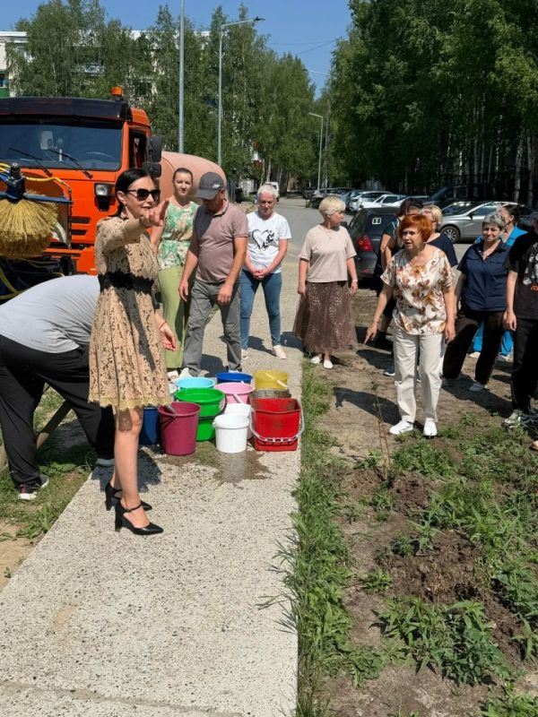 Вице-спикер думы Нижневартовска пошла поливать кусты на каблуках и попала в скандал Вице-спикер думы Нижневартовска пошла поливать кусты на каблуках и попала в скандал